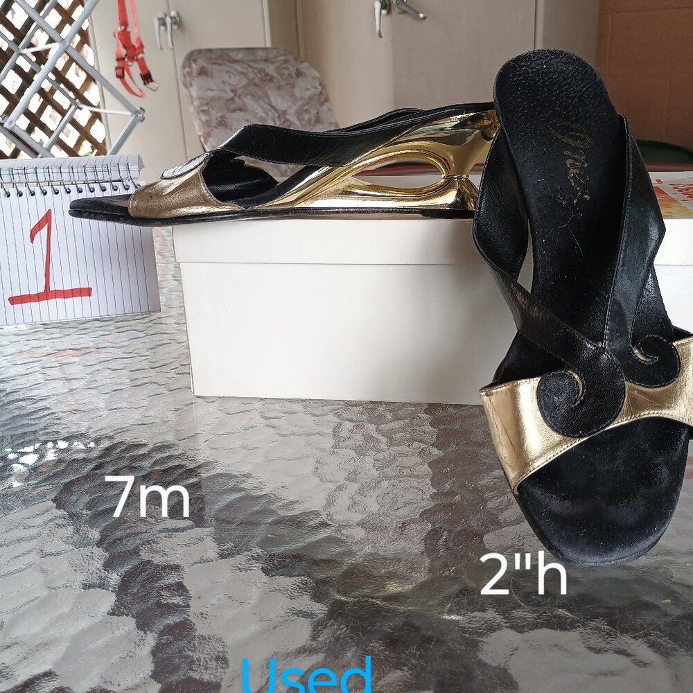 Onyx size 7 black and gold pattern, 2-in gold heels